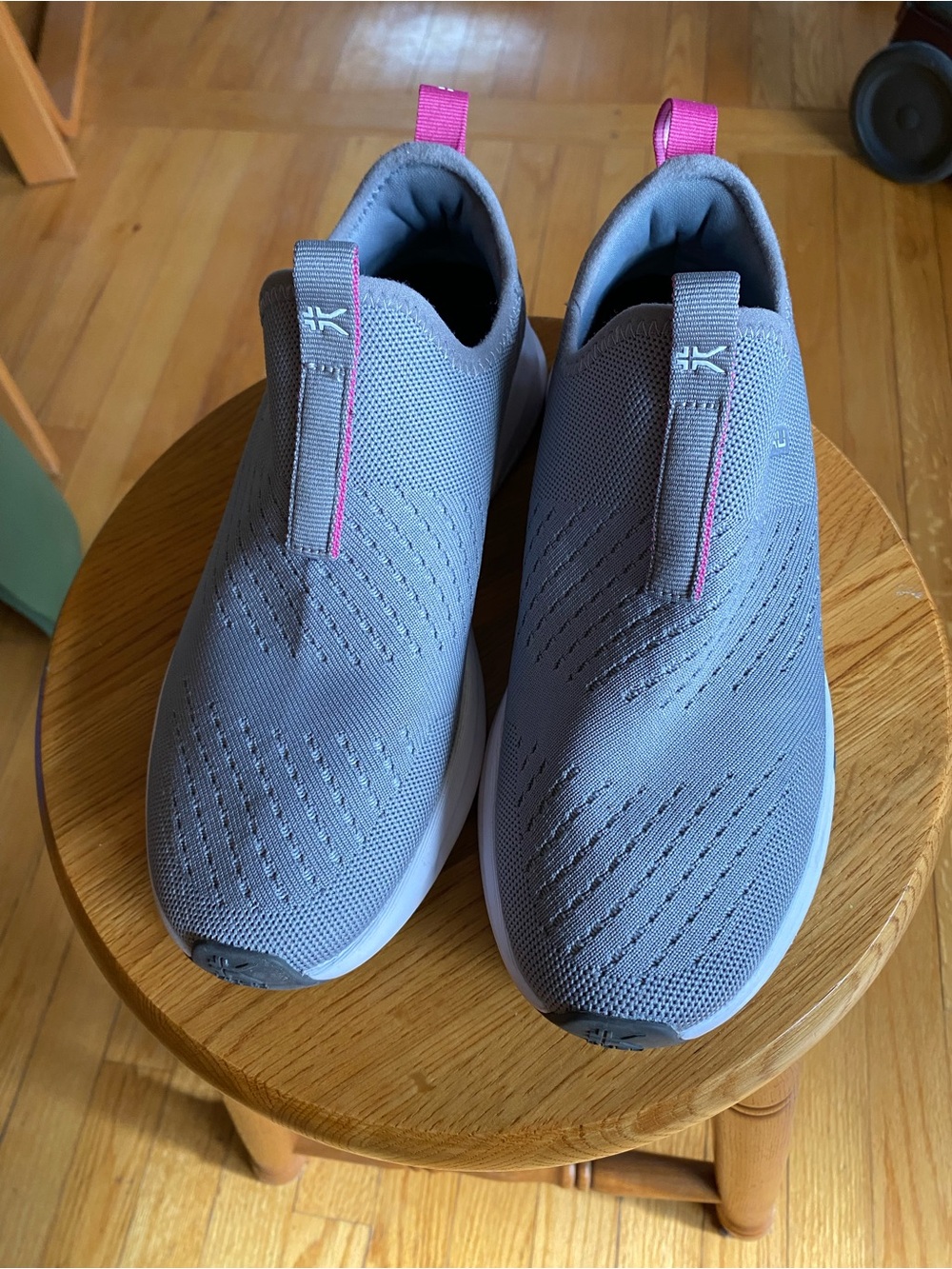 Kuru  Slip-On Knit Sneakers in Gray with Pink Accent women’s sz 8 1/2 like new